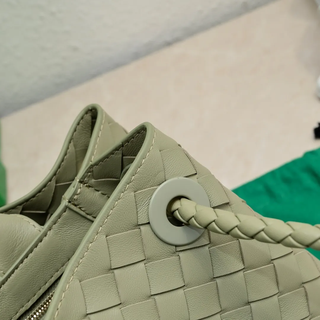 Batch 1960 #Bottega Veneta new horizontal Andiamo handbag, many stars have the same style 🎈 Classic full-body leather weaving with golden rope buckle, stable and chic enough [proud] The whole body is made of Nappa sheep leather, comfortable, soft and dynamic. The sliding metal rope buckle can adjust the shoulder strap, single shoulder / handbag / crossbody, multiple carrying methods, large bag capacity, suitable for commuting / daily / travel This bag is divided into small/medium/large sizes. There is always one that suits you, so take me with you🎀🎀 Size: 29x18x10 Model: 6463#